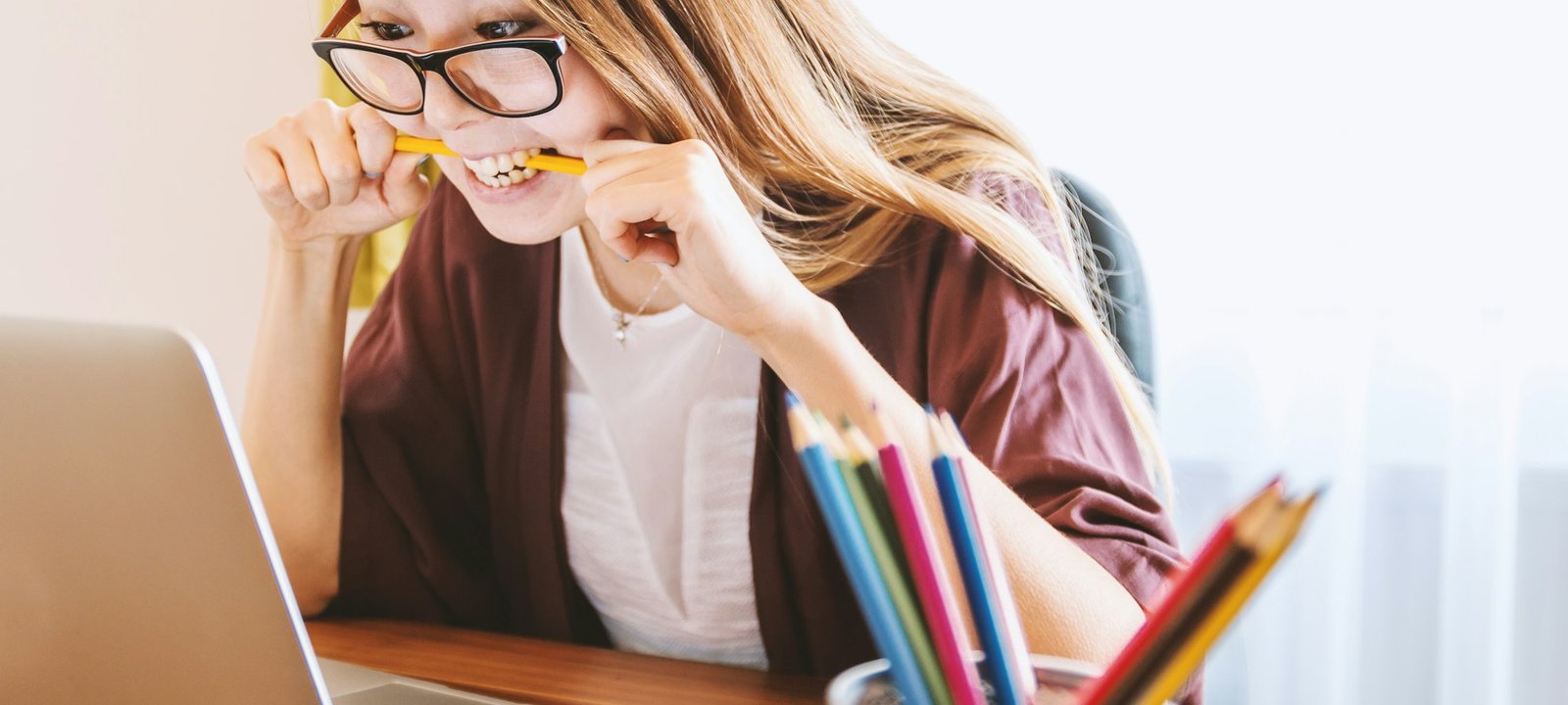 Personne apprenant à utiliser un ordinateur portable