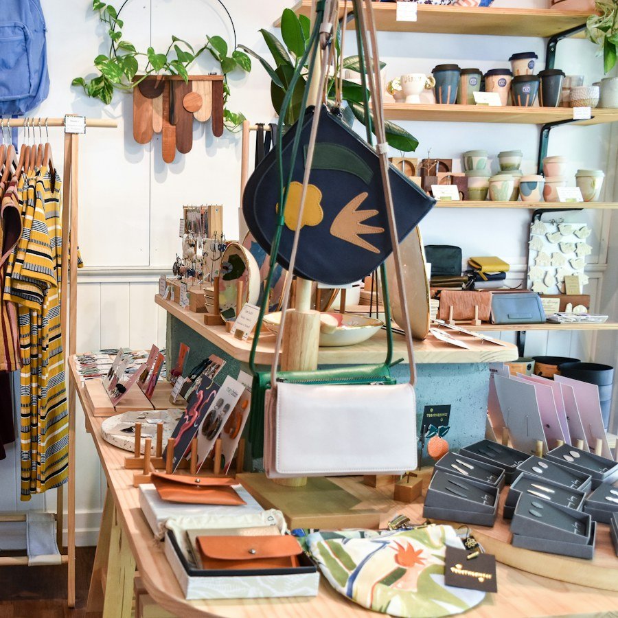 L’intérieur d’une petite boutique de créateurs : vêtements, sacs et objets