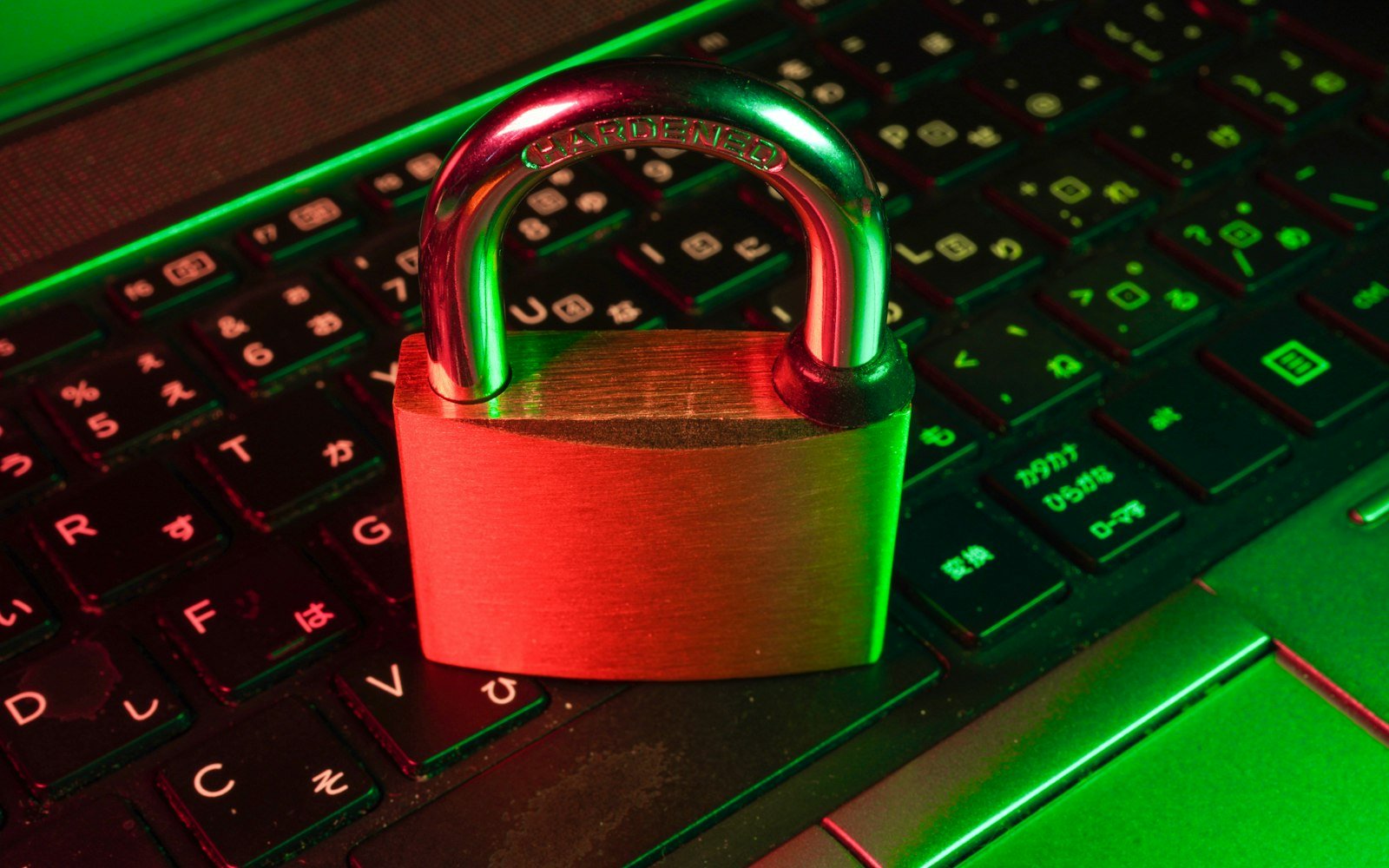Un cadenas posé sur un clavier