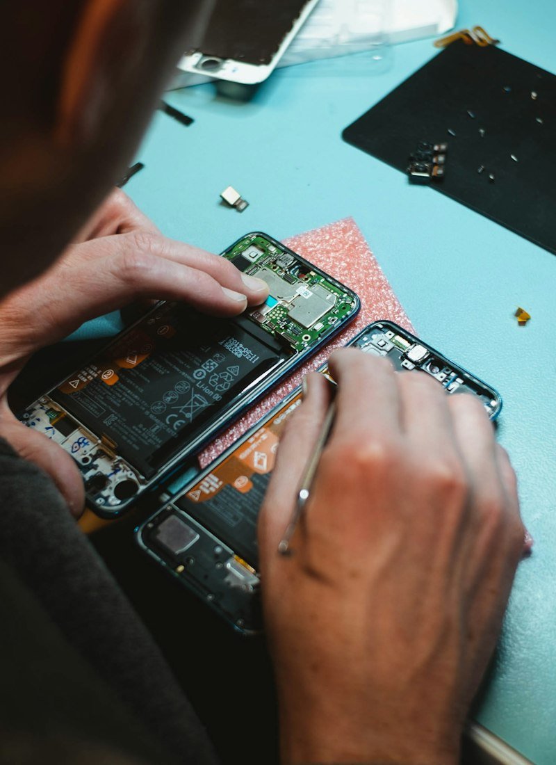 Réparation d’une carte électronique sur un tapis d’atelier