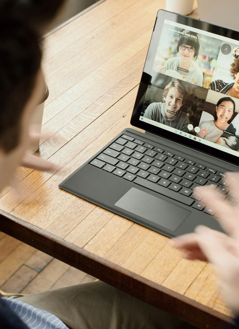 Assistance sur un ordinateur portable, en visioconférence