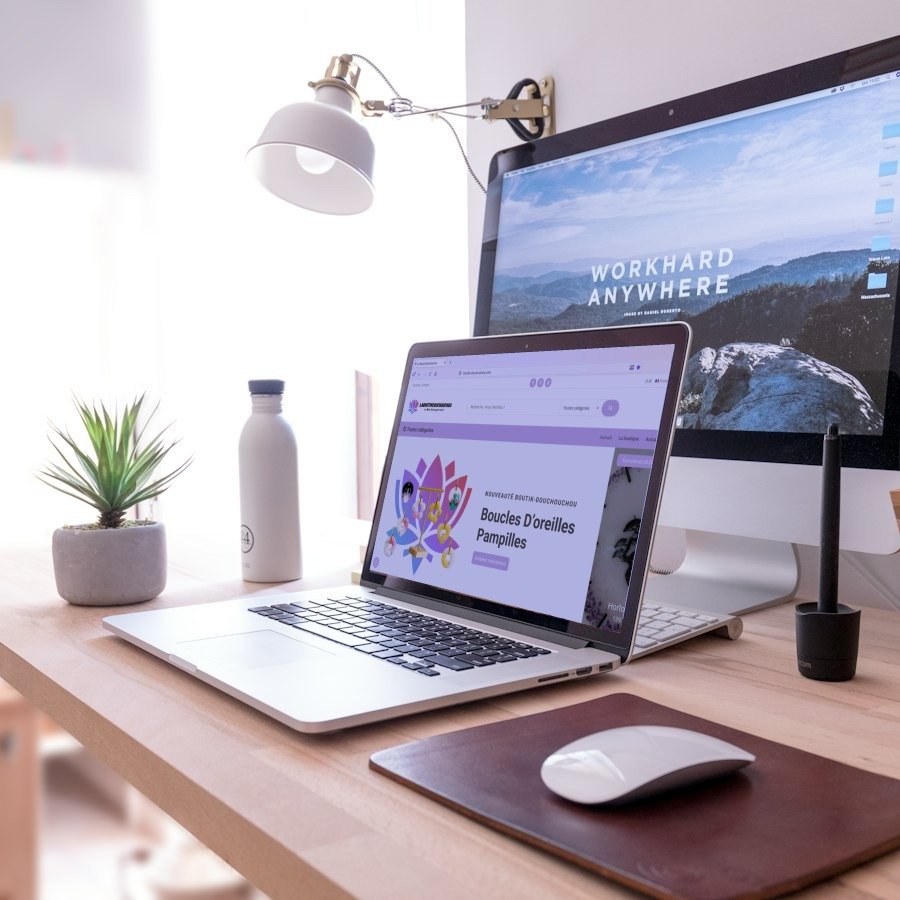 Ordinateur portable affichant le site de la Boutik Douchouchou sur un bureau