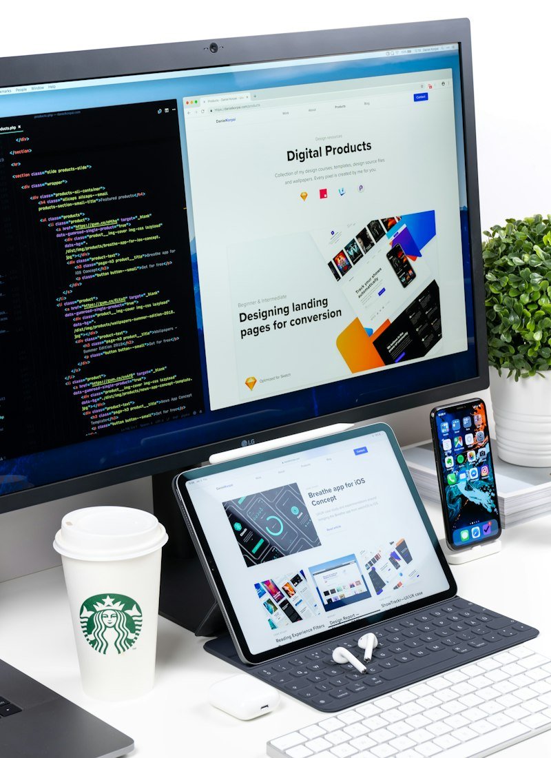 Site internet affiché sur un écran d’ordinateur et une tablette