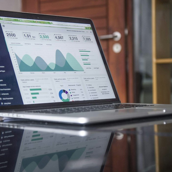 Tableau de statistiques de fréquentation sur un ordinateur portable