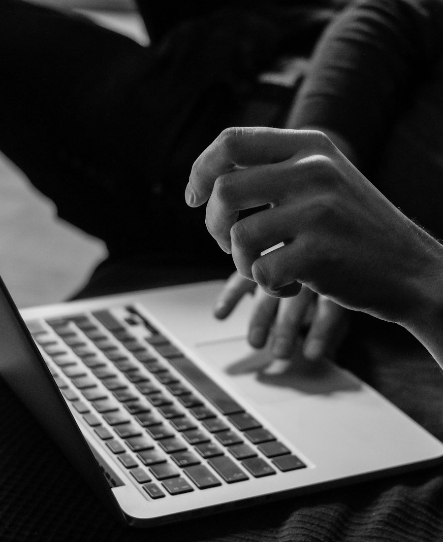 Des mains sur le clavier d’un ordinateur portable